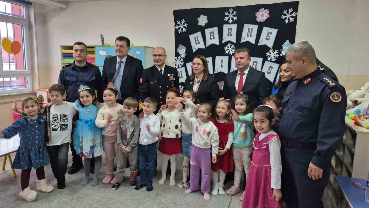 Bartın'da 30 bin öğrenci karnelerini alarak iki haftalık ara tatile girdi