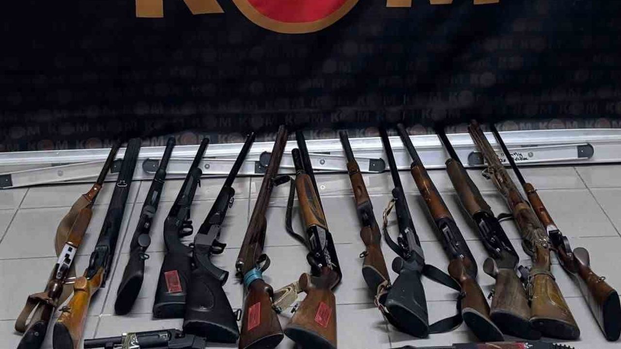 Bartın'da iş yerine düzenlenen baskında 30 ruhsatsız silah ele geçirildi