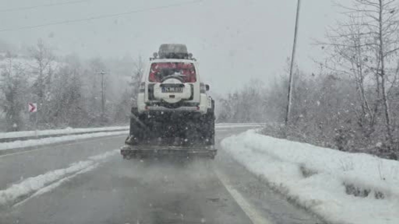Bartın'da kar nedeniyle mahsur kalan 76 yaşındaki hasta paletli ambulansla hastaneye sevk edildi
