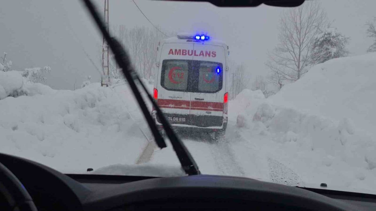 Bartın'da kar nedeniyle ulaşım engeli: 76 yaşındaki hasta paletli ambulansla kurtarıldı