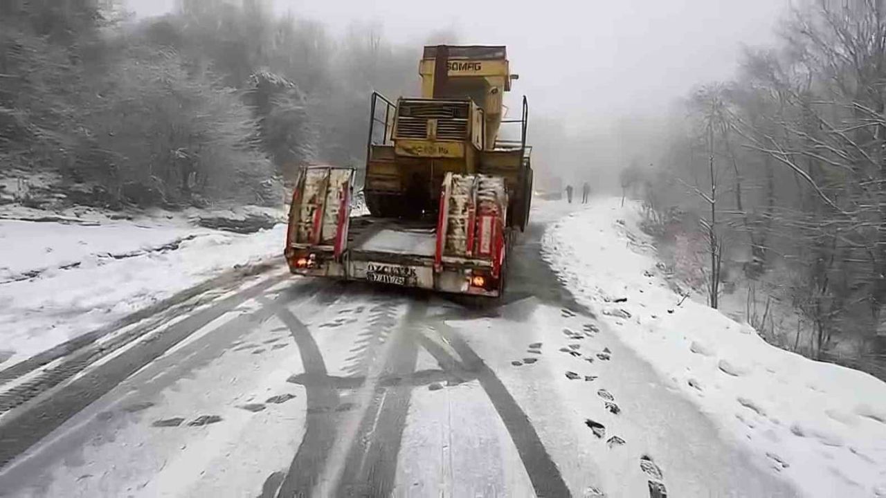 Bartın'da karda kayan tır Bartın-Amasra eski yolunu ulaşıma kapattı