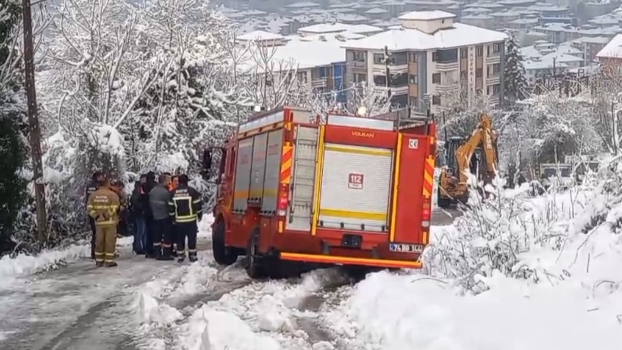 Bartın'da karlı yolda çöp kamyonu kaydı: İşçi araç ile toprak zemin arasında sıkıştı
