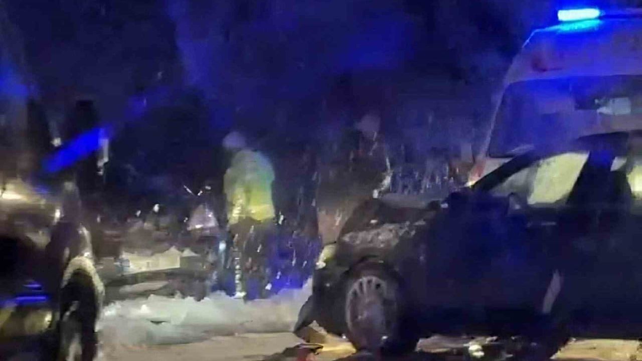 Bartın'da karlı yolda kayan otomobil karşı şeride geçerek çarpıştı: 6 yaralı