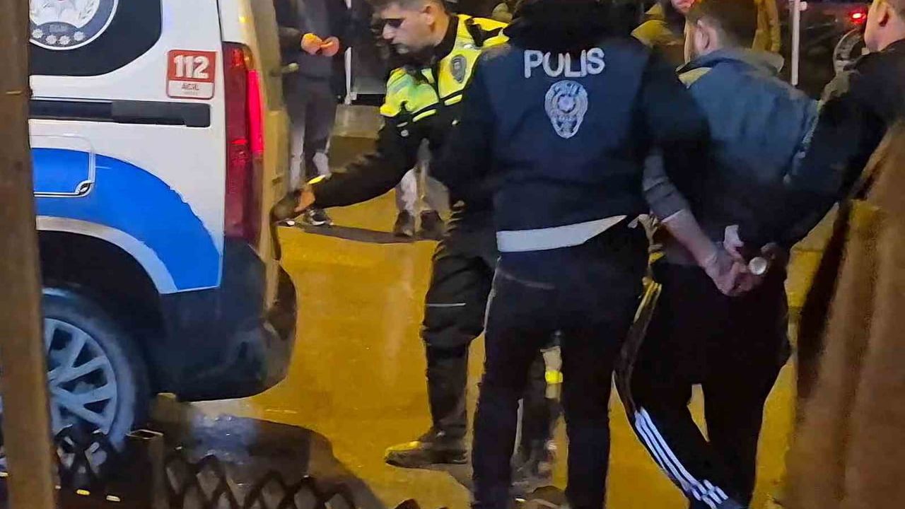 Bartın'da Kemer Meydanı'nda akrabalar arasında bıçaklı kavga: 2 yaralı