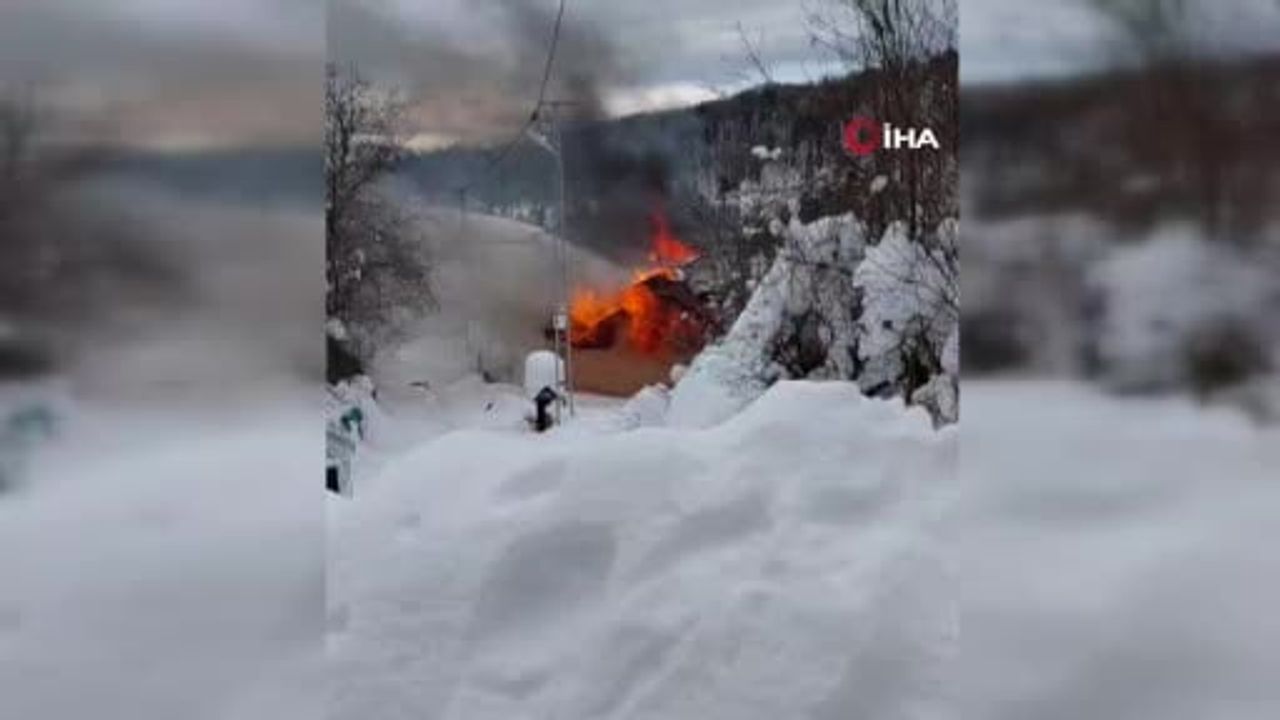 Bartın'ın 1.125 metredeki Isırganlı köyünde ev yangını — ekipler yoğun kar ve fırtına koşullarında müdahale etti