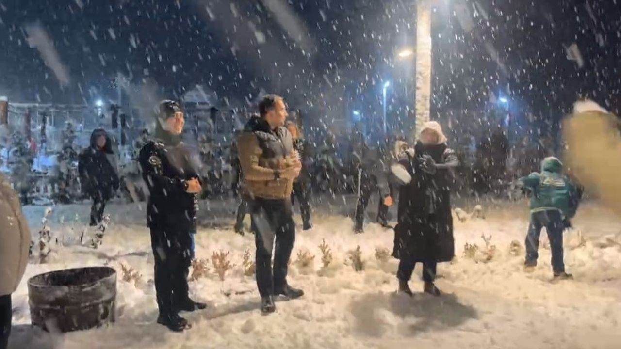 Bartın Ulus’ta ilçe protokolü vatandaşlarla kar sevincini paylaştı