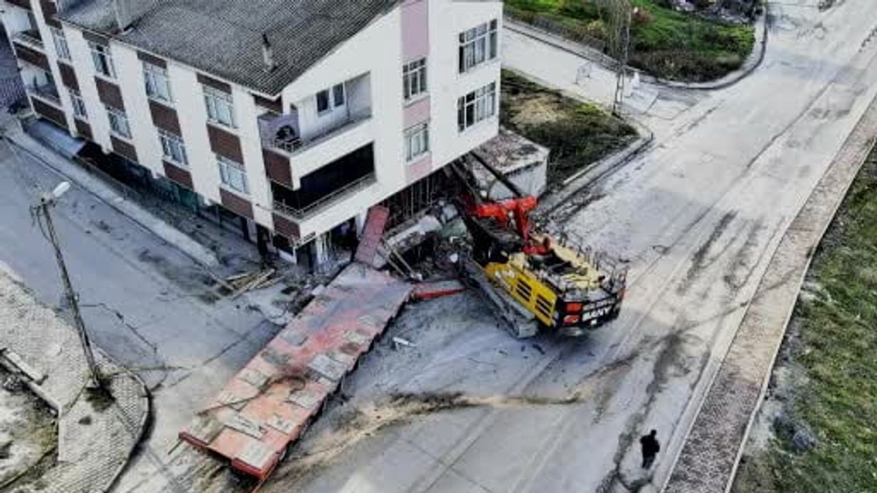 Başakşehir'de binaya saplanan vinç çıkarma çalışmaları 28. saate girdi