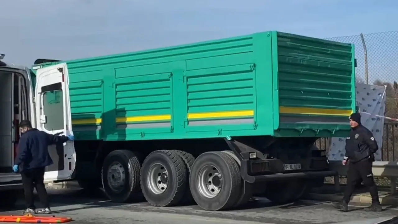 Başakşehir'de kabinin altında kalan kamyon şoförü hayatını kaybetti