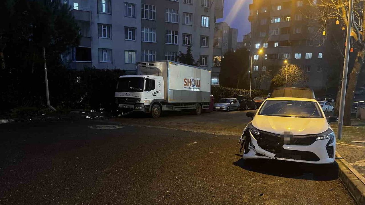 Başakşehir’de park halindeki tır freni boşaldı: 5 araca çarptı, 2 araç kullanılamaz hale geldi