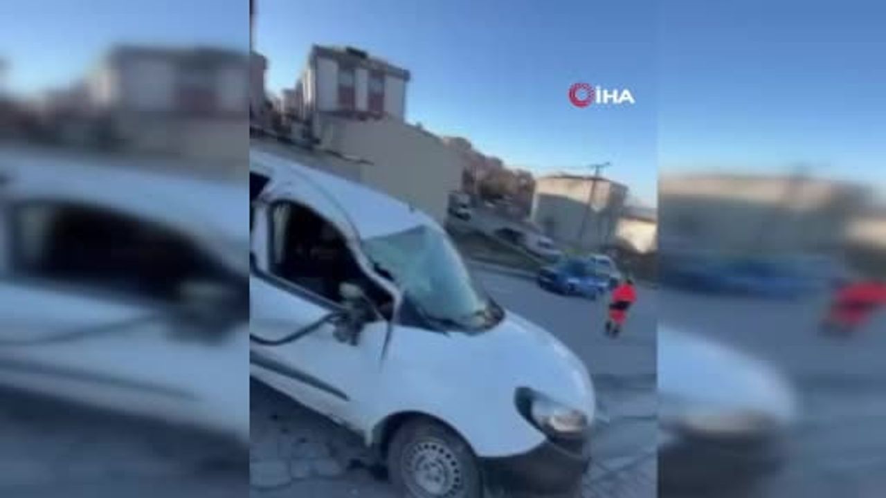 Başakşehir'de tırdan kopan vinç iki araca ve binaya çarptı