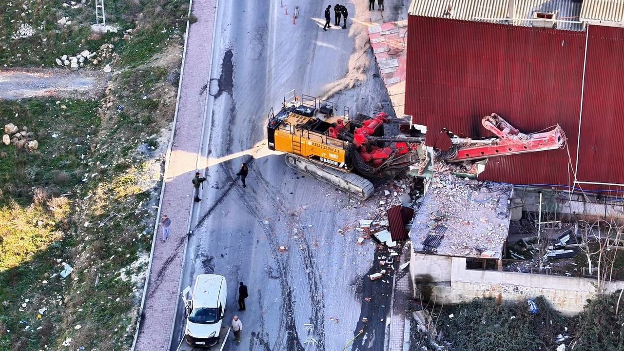 Başakşehir'de tırdan kopan vinç iki araca ve binaya çarptı; bina tahliye edildi