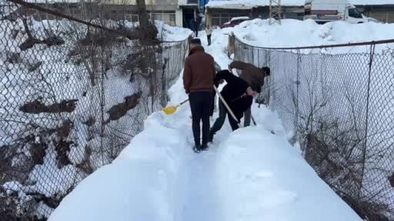 Başaran Köyü'nde 52 yıllık tahta asma köprü için kış nöbeti