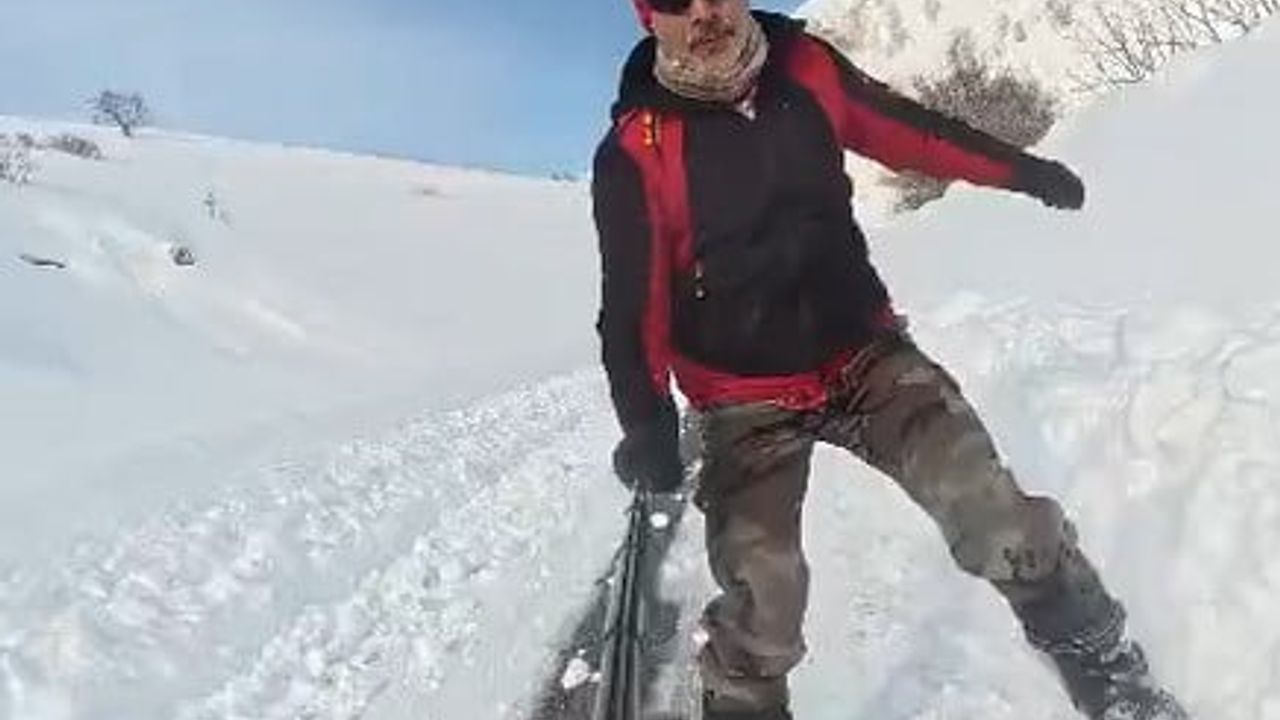 Başçiftlik'te iki kayak tutkunu köy yolunu piste dönüştürdü