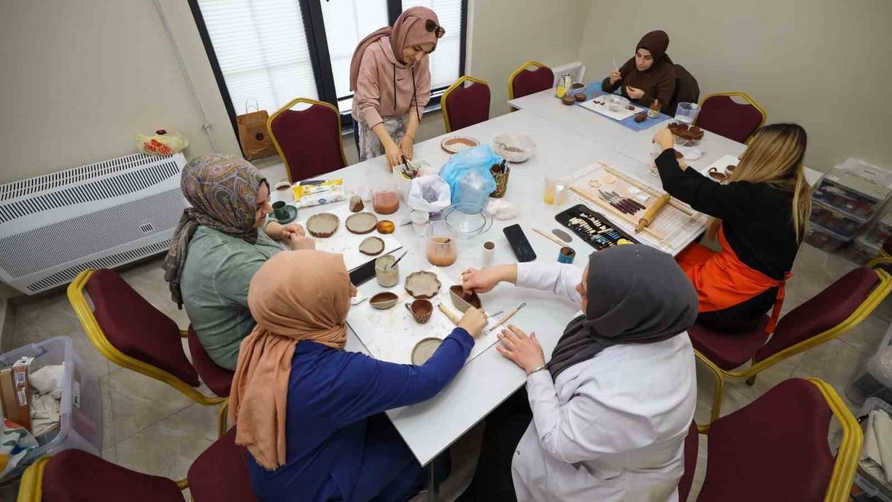 Başiskele'de 'KALE' Modeliyle 2025'te Kadın ve Aile Hizmetleri Binlerce Kişiye Ulaştı