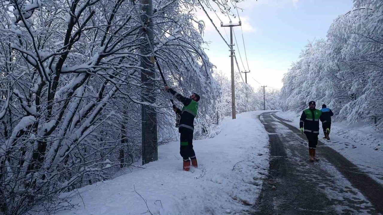 Başiskele'de karla mücadele sürüyor: Ekipler yüksek kesimlerde 24 saat çalışıyor