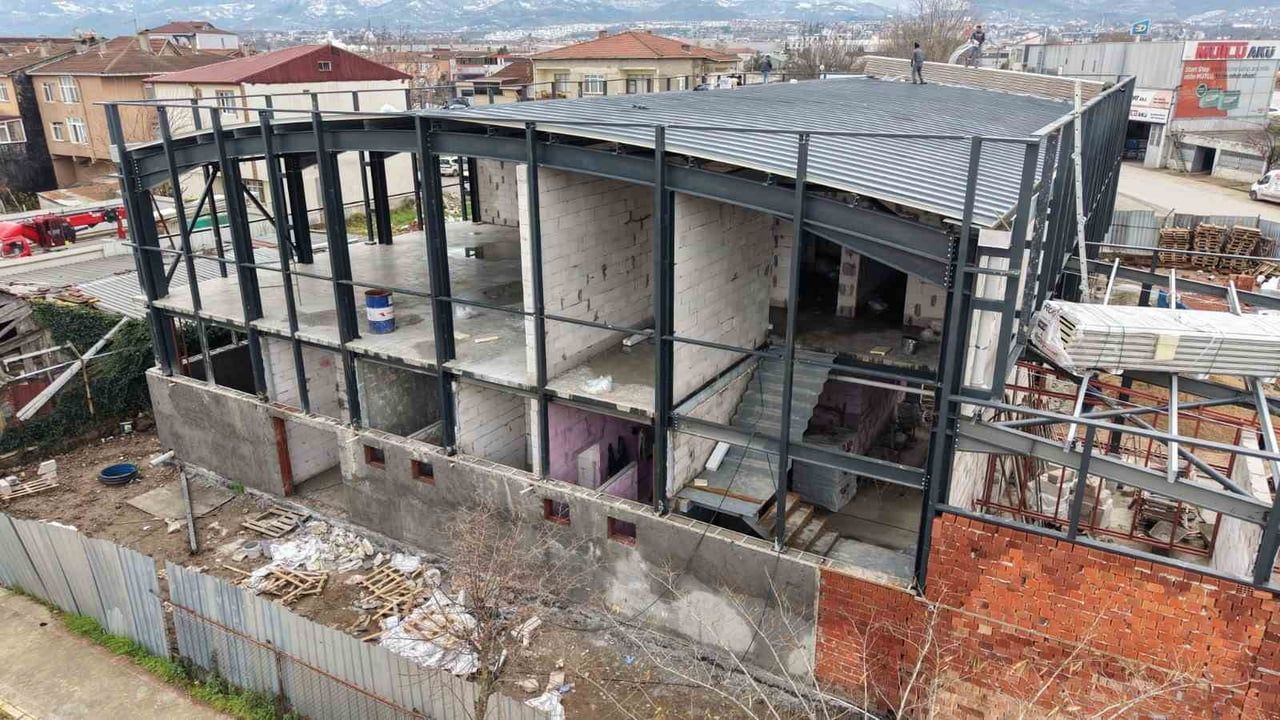 Başiskele'de Vezirçiftliği Kapalı Spor Salonu İnşaatı Devam Ediyor