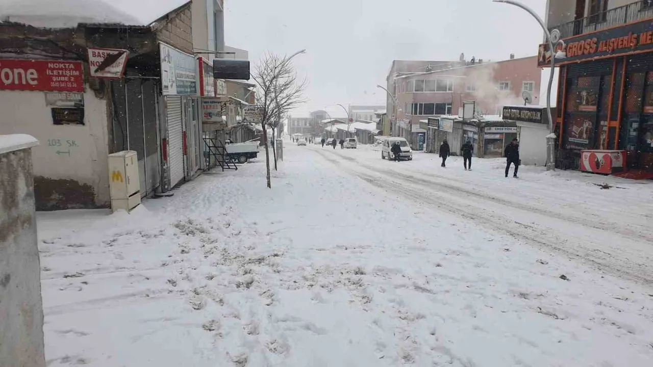Başkale'de 19 yerleşim yerinin yolu kar nedeniyle ulaşıma kapandı