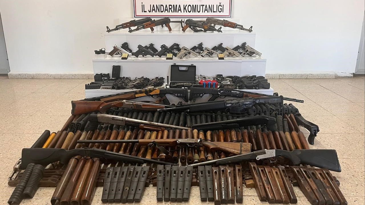 Başkale'de jandarma operasyonunda 4 Kalaşnikof ve 14 tabanca ele geçirildi