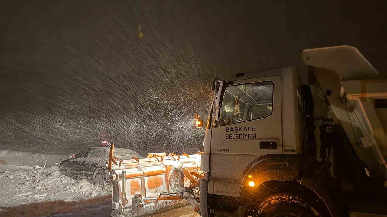 Başkale'de kar nedeniyle yoldan çıkan otomobil kara saplandı
