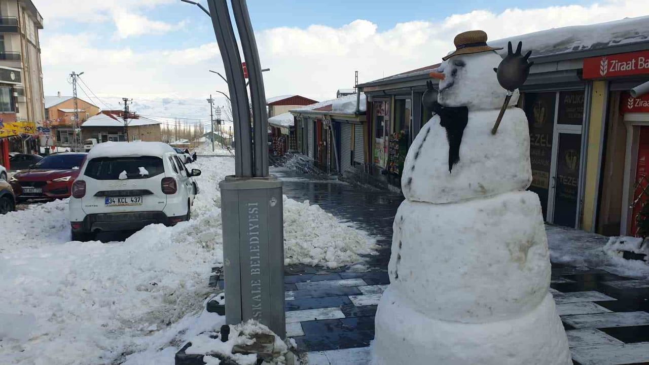 Başkale'de kar temizliği başladı; esnaf kardan adamlarla sokakları canlandırdı