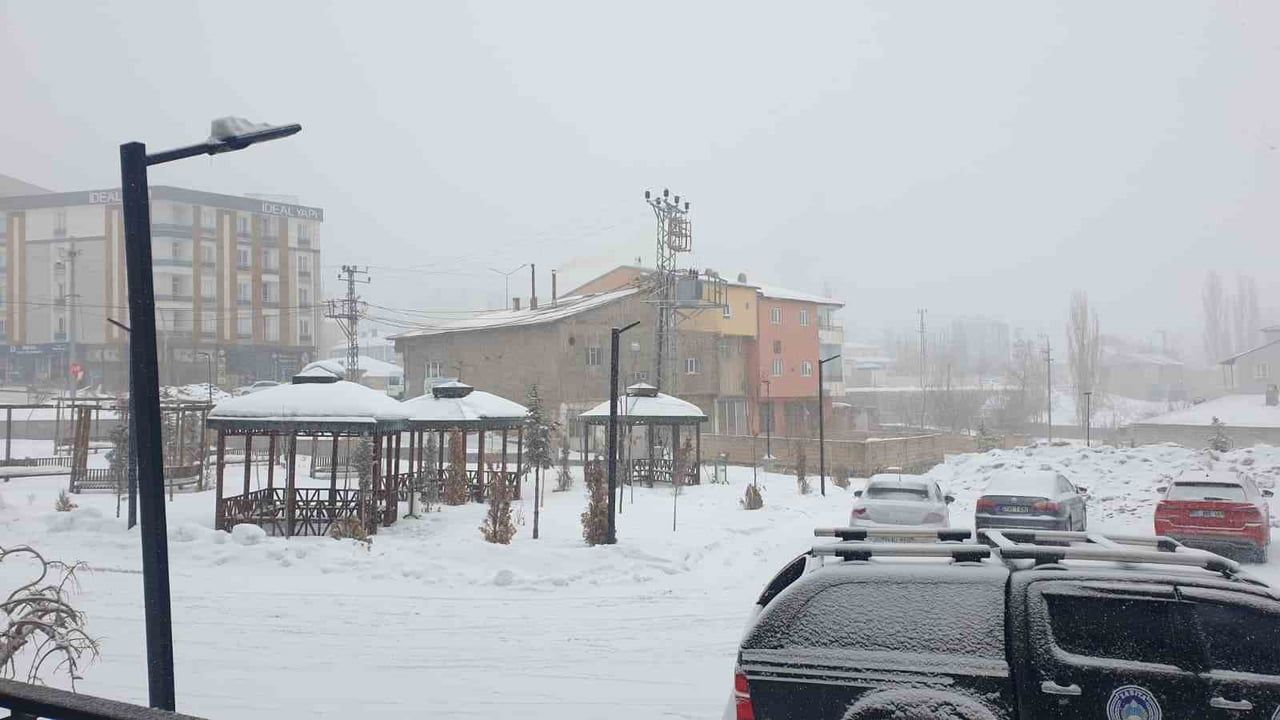 Başkale'de kar yağışı başladı: Meteoroloji 14. Bölge'den kuvvetli kar uyarısı