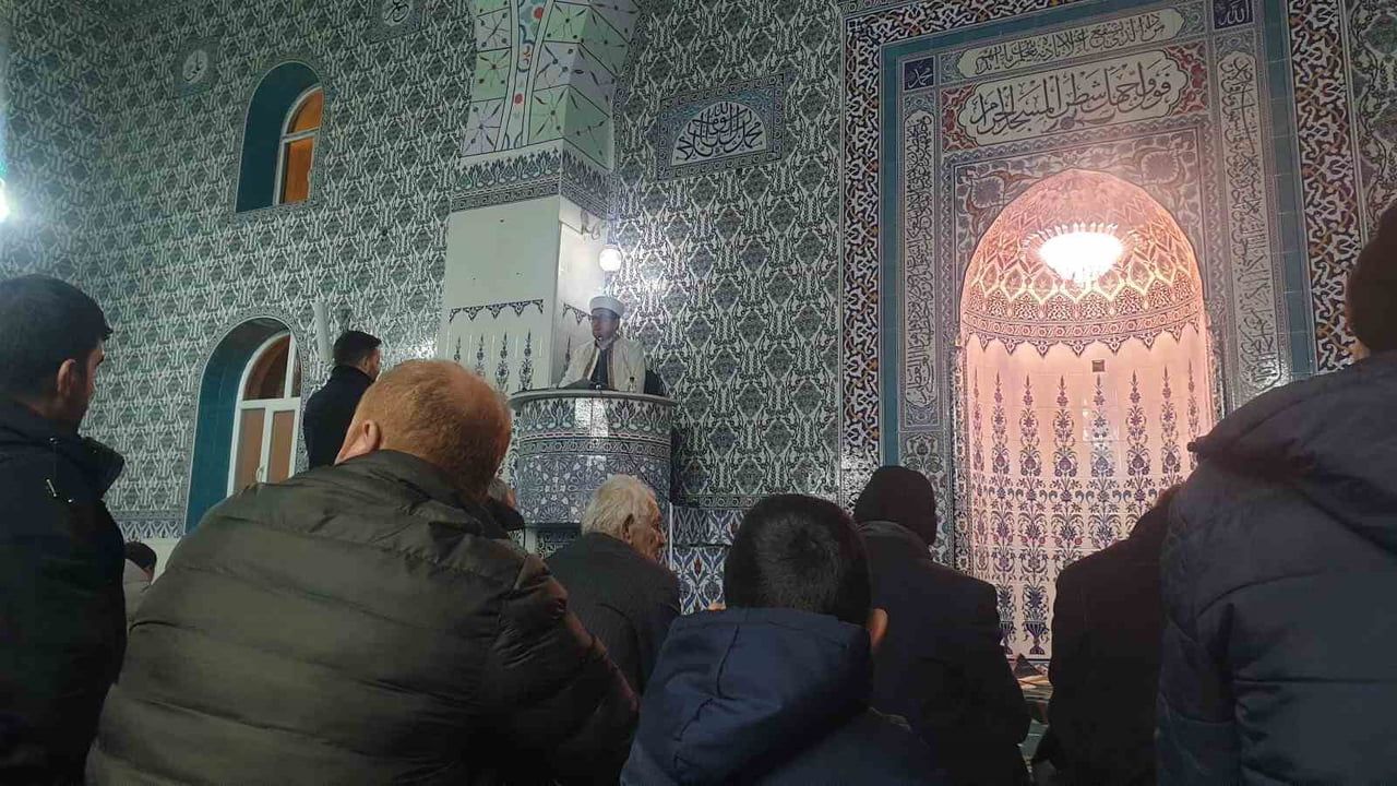 Başkale'de Miraç Kandili camilerde düzenlenen programlarla dualarla idrak edildi