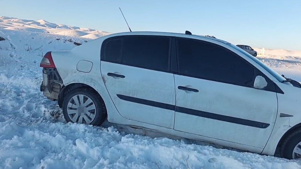Başkale'de otomobil buzlanma nedeniyle şarampole düştü