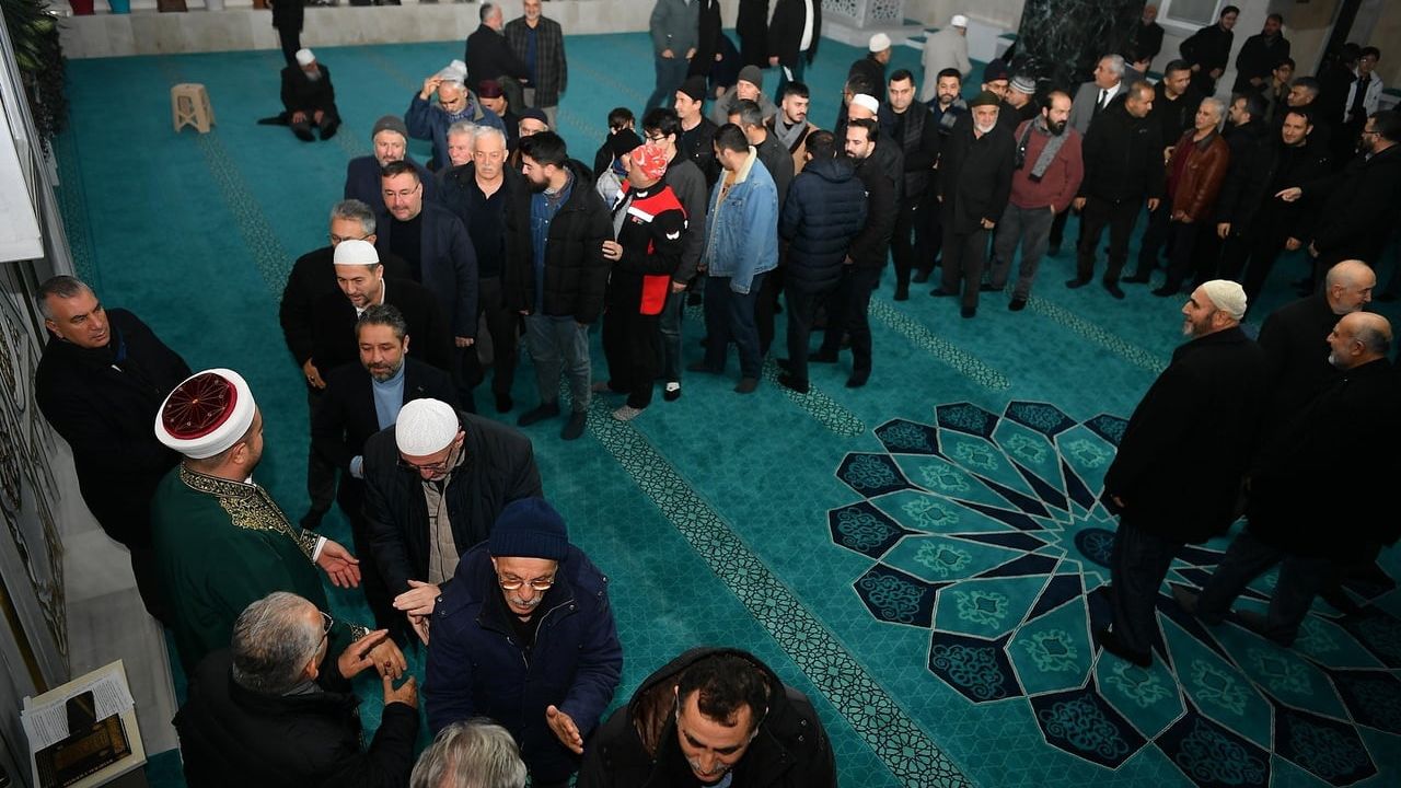 Başkan Büyükkılıç Bayırbaş Şehitler Camii'nde Sabah Namazında Vatandaşlarla Buluştu