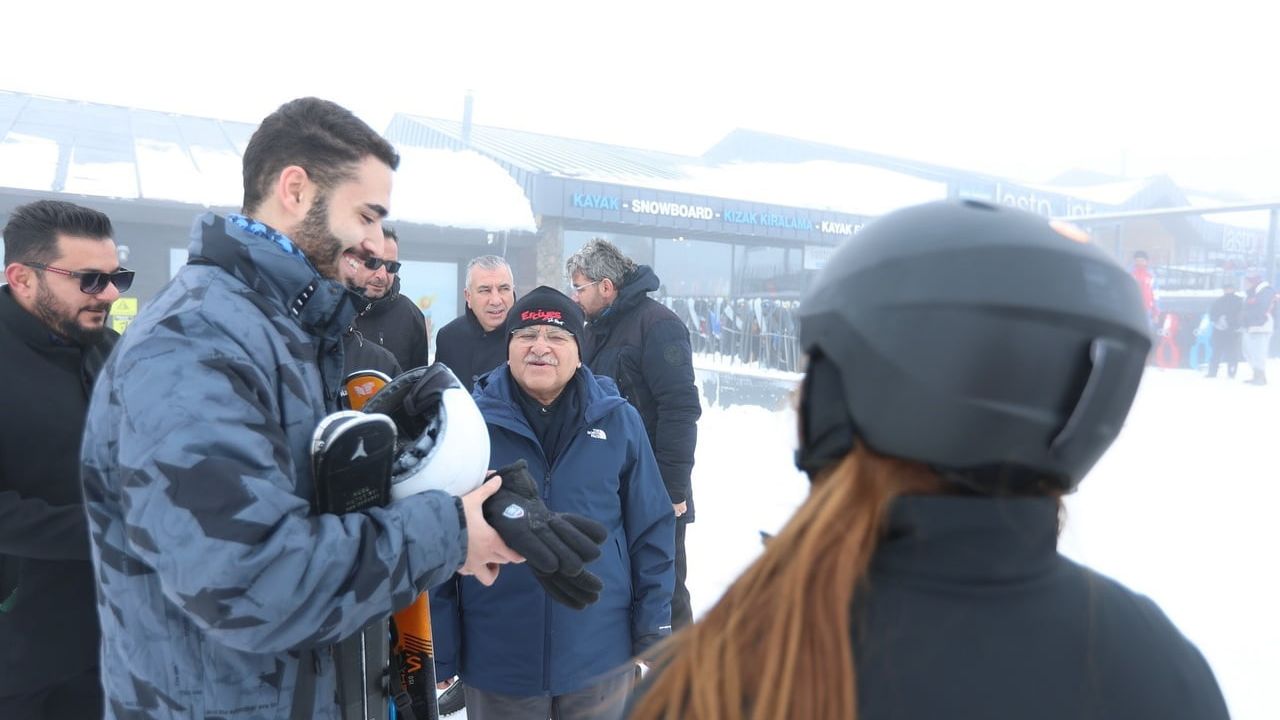 Başkan Büyükkılıç Erciyes’te Kayak Severlerle Buluştu