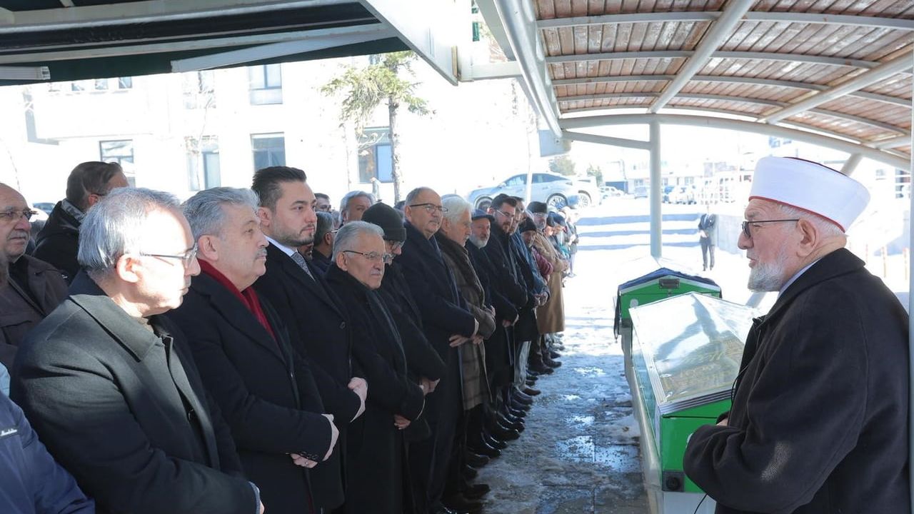 Başkan Büyükkılıç Hacılar'da Gönül Ziyareti: Gençlere Kayserispor Atkısı, Cenaze Törenine Katılım