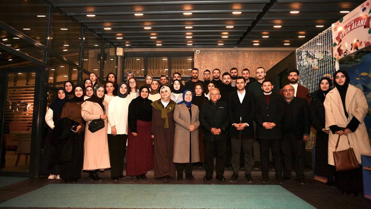 Başkan Büyükkılıç, Kayseri Kent Konseyi Gençlik Meclisi Üyeleriyle Kafede Sohbet Etti