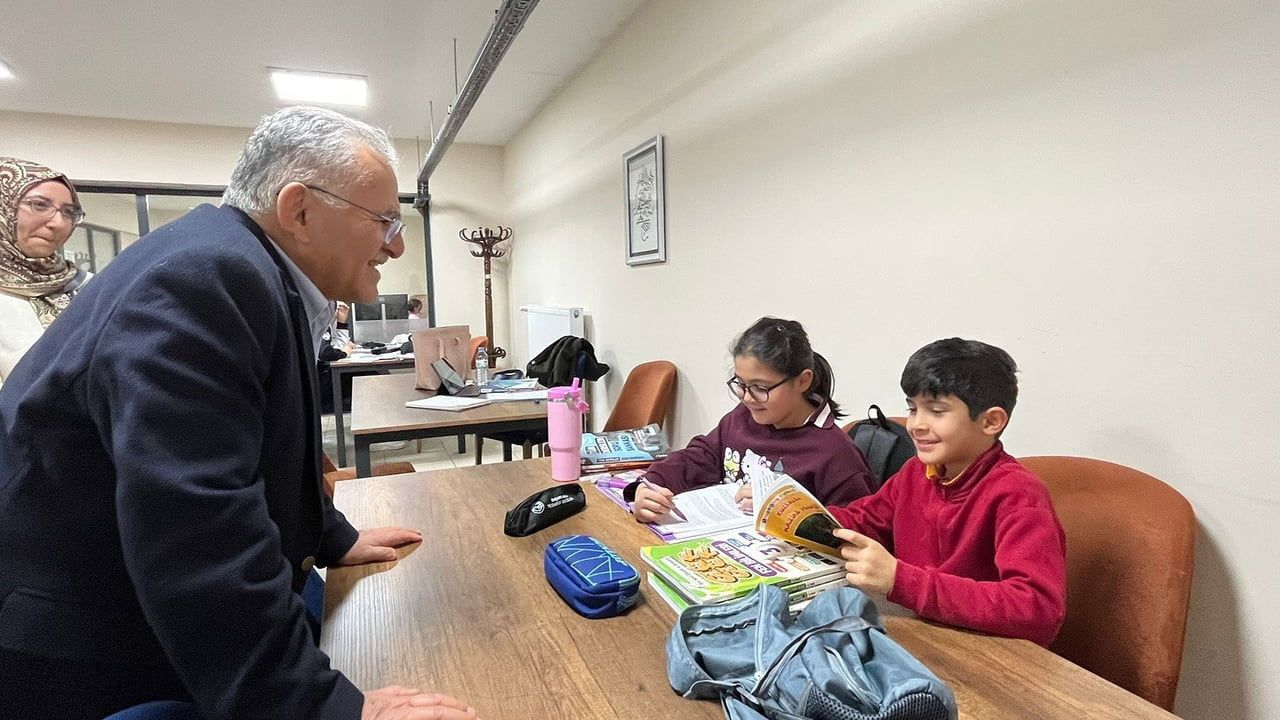 Başkan Büyükkılıç Talas Mevlana Sosyal Yaşam Merkezi'ni İnceledi: Kütüphane ve Spor Salonundaki İlgiye Vurgu