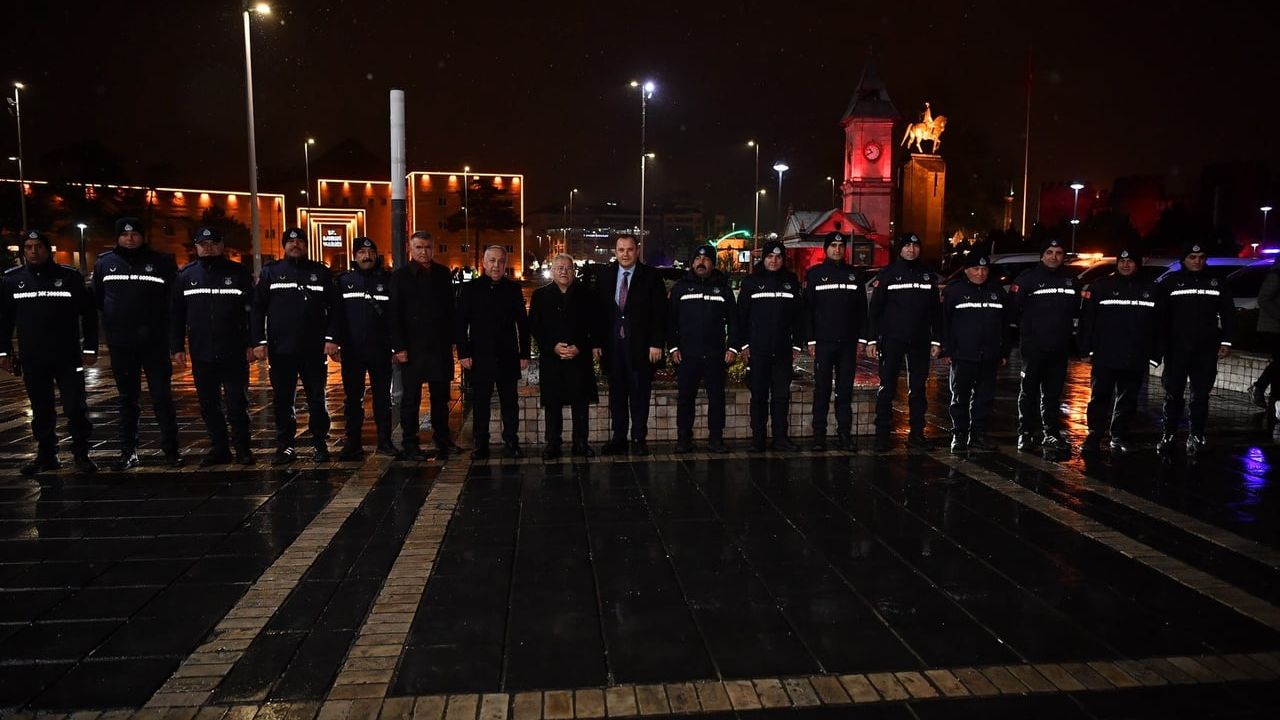 Başkan Büyükkılıç yeni yılı polis, itfaiye ve zabıta ekipleriyle karşıladı