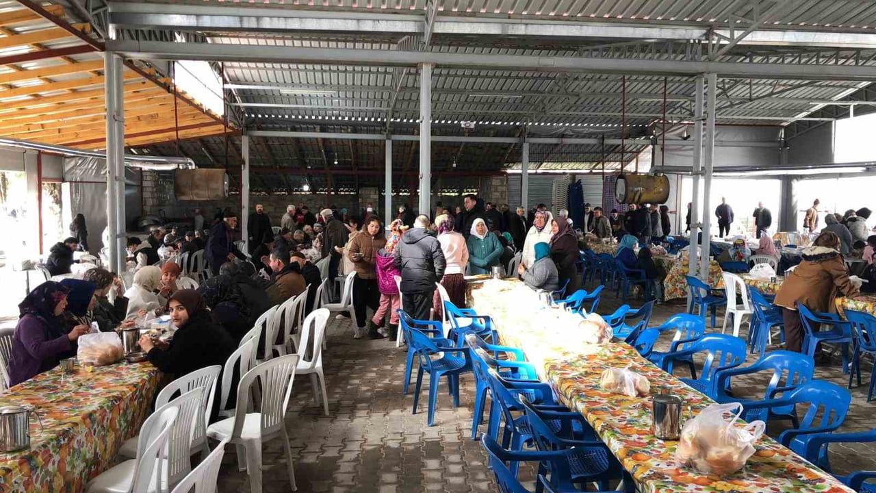 Başkan Cengiz Arslan, umreden dönen hemşehrilerini Kolak Mahallesi'ndeki hayır yemeğinde karşıladı