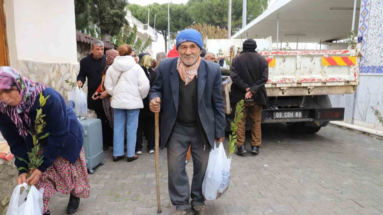 Başkan Dr. Ertuğrul Tetik, Yazırlı, Dualar, Mescitli ve Pirlibey mahallelerinde 5 bin fidan dağıttı