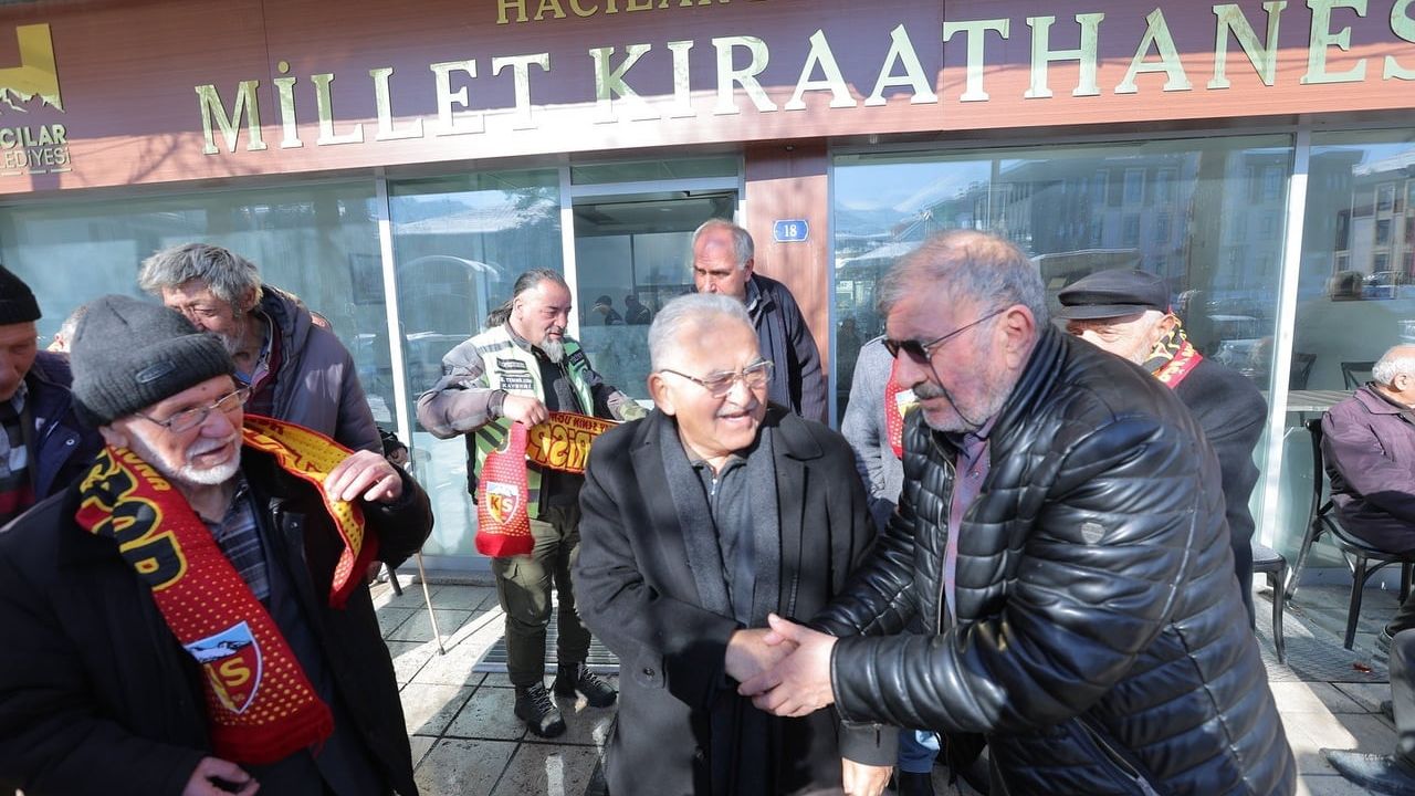 Başkan Dr. Memduh Büyükkılıç Hacılar'da Gönül Buluşması: Gençlere Kayserispor Atkısı Hediye Etti