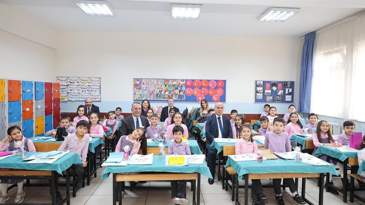 Başkan Dursun, Sultangazi'de öğrencilerin karne heyecanına ortak oldu