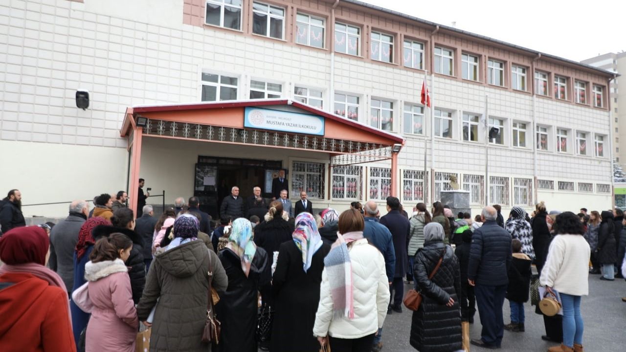 Başkan Palancıoğlu Mustafa Yazar İlkokulu'nda öğrencilere karnelerini verdi