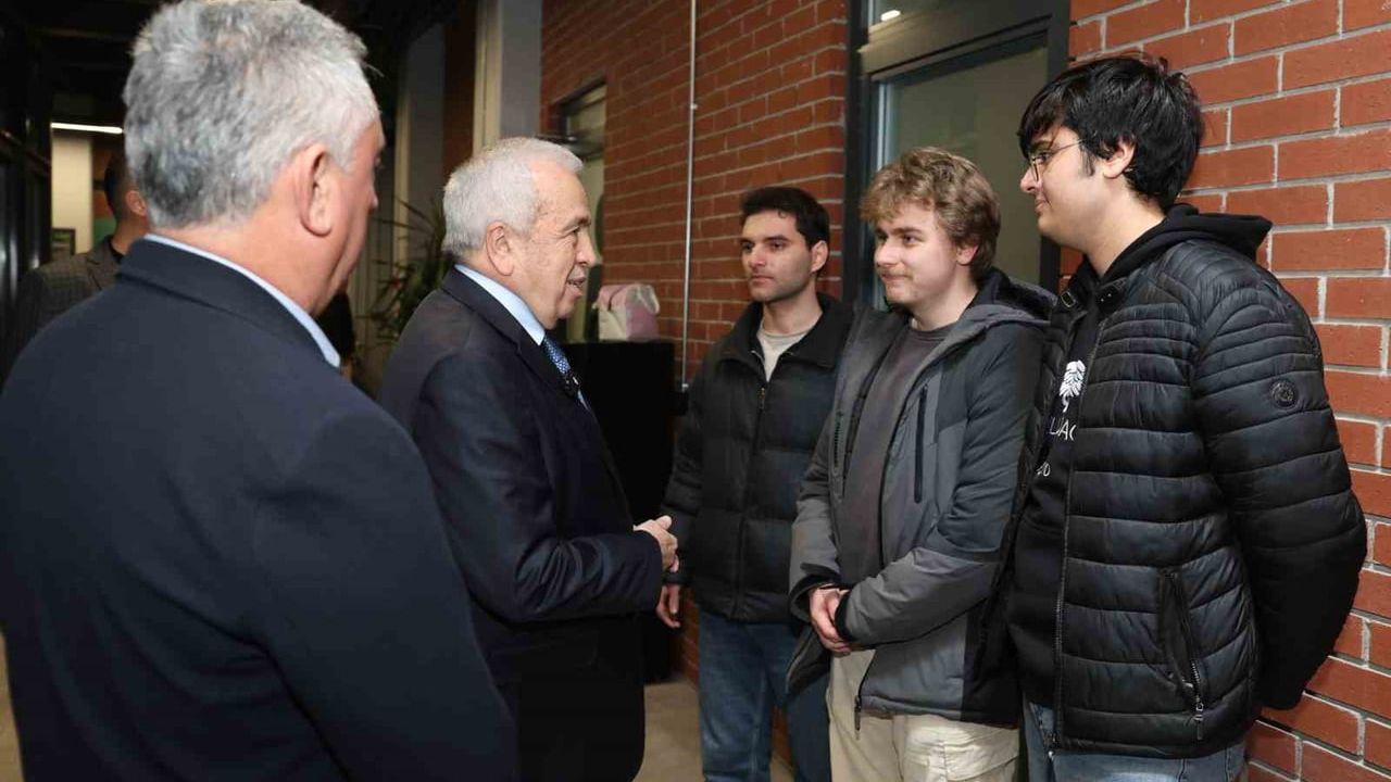 Başkan Şadi Özdemir’den finaller öncesi Koza Kütüphane ziyareti