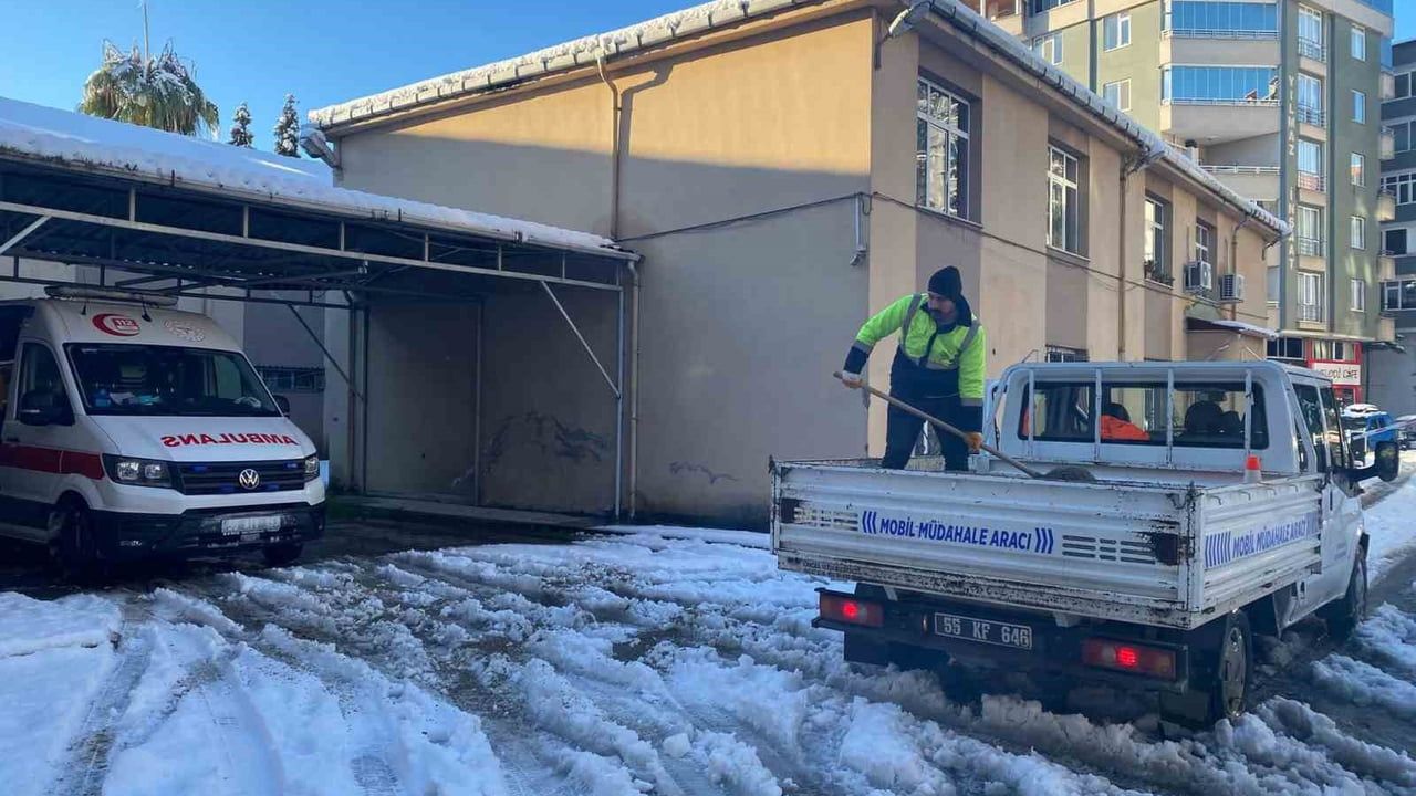 Başkan Şenol Kul: Terme’de kar çalışmaları 7/24 sürüyor — 82 mahalle yolu açık tutuluyor