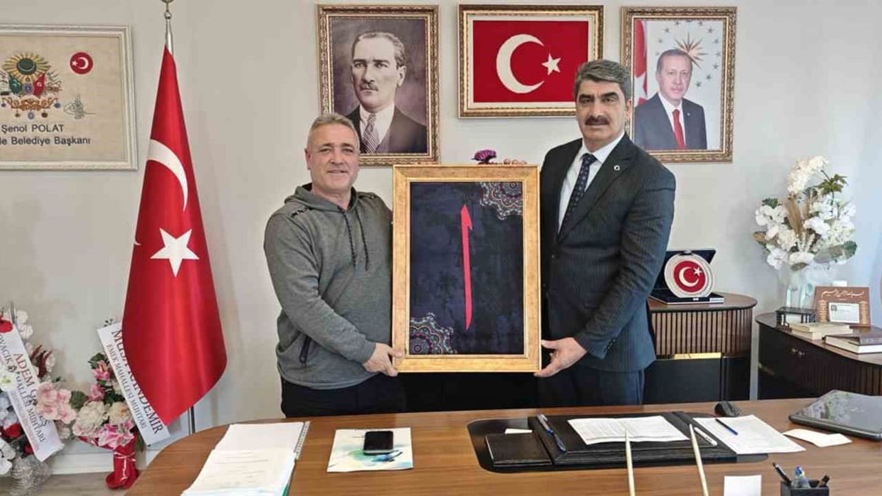 Başkan Şenol Polat’tan İHA Muhabiri Celal Dilsiz’e 10 Ocak’ta Elif Tablosu Hediye