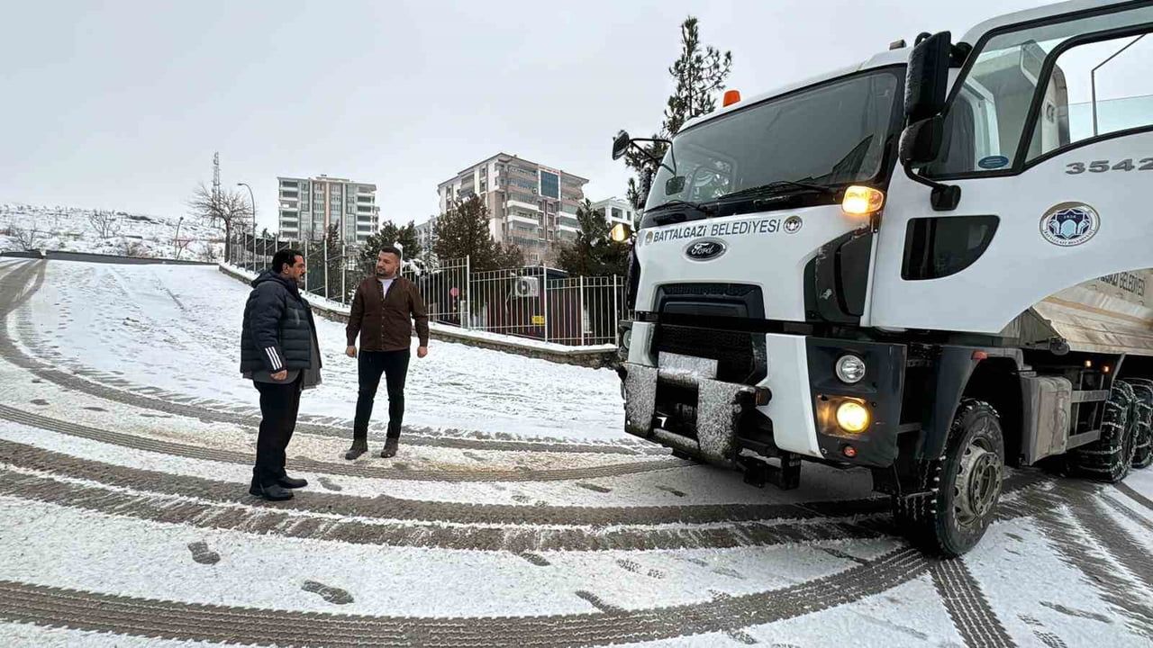 Başkan Taşkın, Battalgazi'de karla mücadele çalışmalarını sahada inceledi