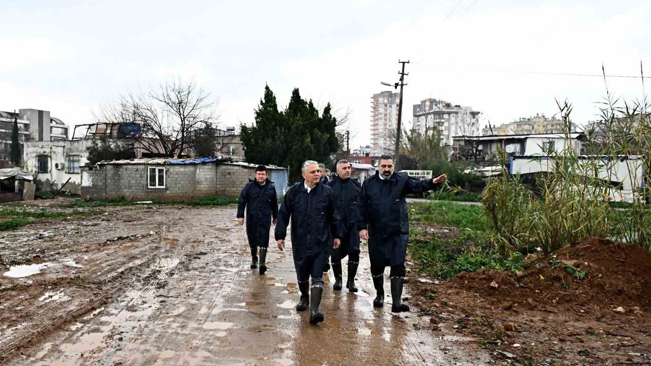 Başkan Ümit Uysal Gebizli Mahallesi'nde sel zararlarını yerinde inceledi; belediye yardım çalışmalarını hızlandırdı
