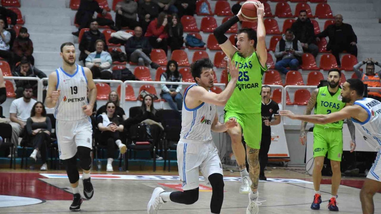 Basketbol Süper Ligi: Aliağa Petkimspor 76-82 TOFAŞ — TOFAŞ 8. galibiyetini aldı