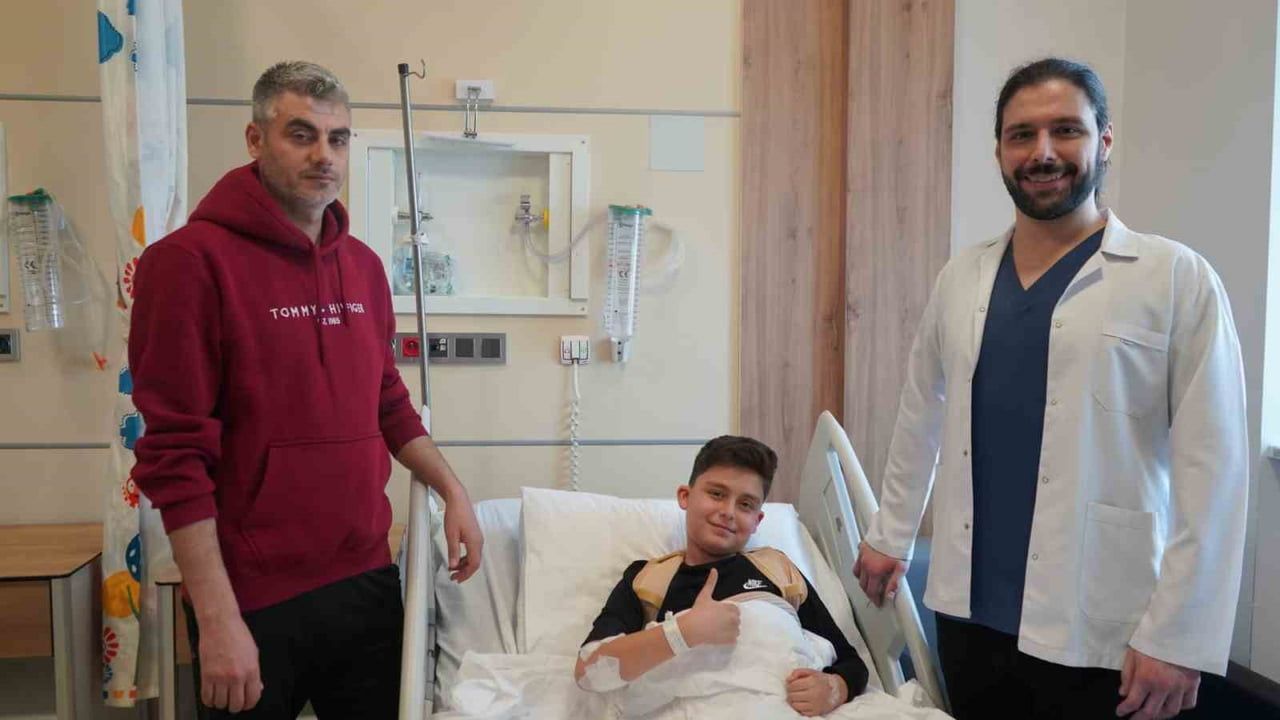 Batman’da 11 yaşındaki Bünyamin Çiçek’e bel kemikleri çıkarılıp tekrar takılarak laminoplasti uygulandı