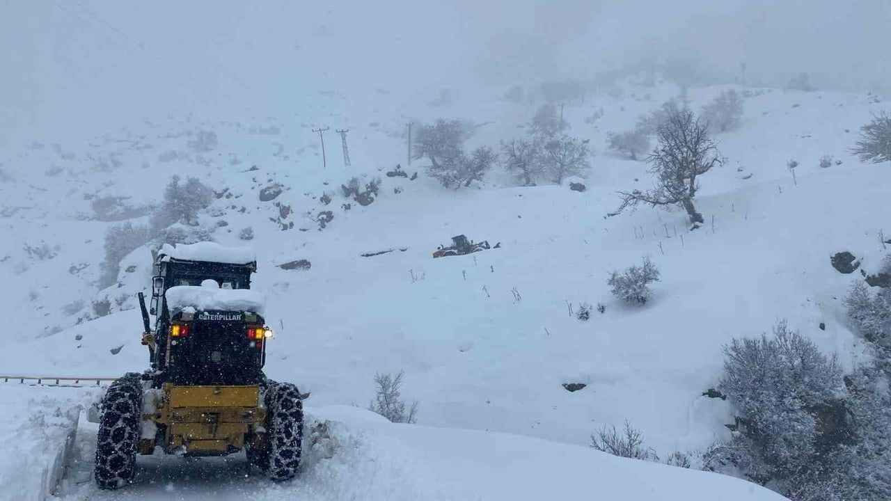 Batman'da 500'ün Üzerinde Köy ve Mezra Yolu Kardan Ulaşıma Kapandı; Açma Çalışmaları Sürüyor