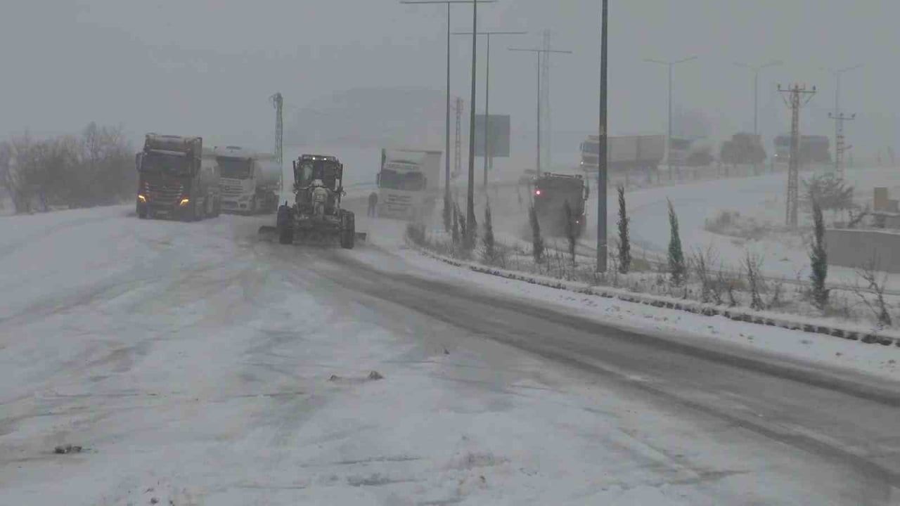 Batman'da Ayrancı Geçidi'nde kar teyakkuzu: Zincir denetimi ve kurtarma çalışmaları
