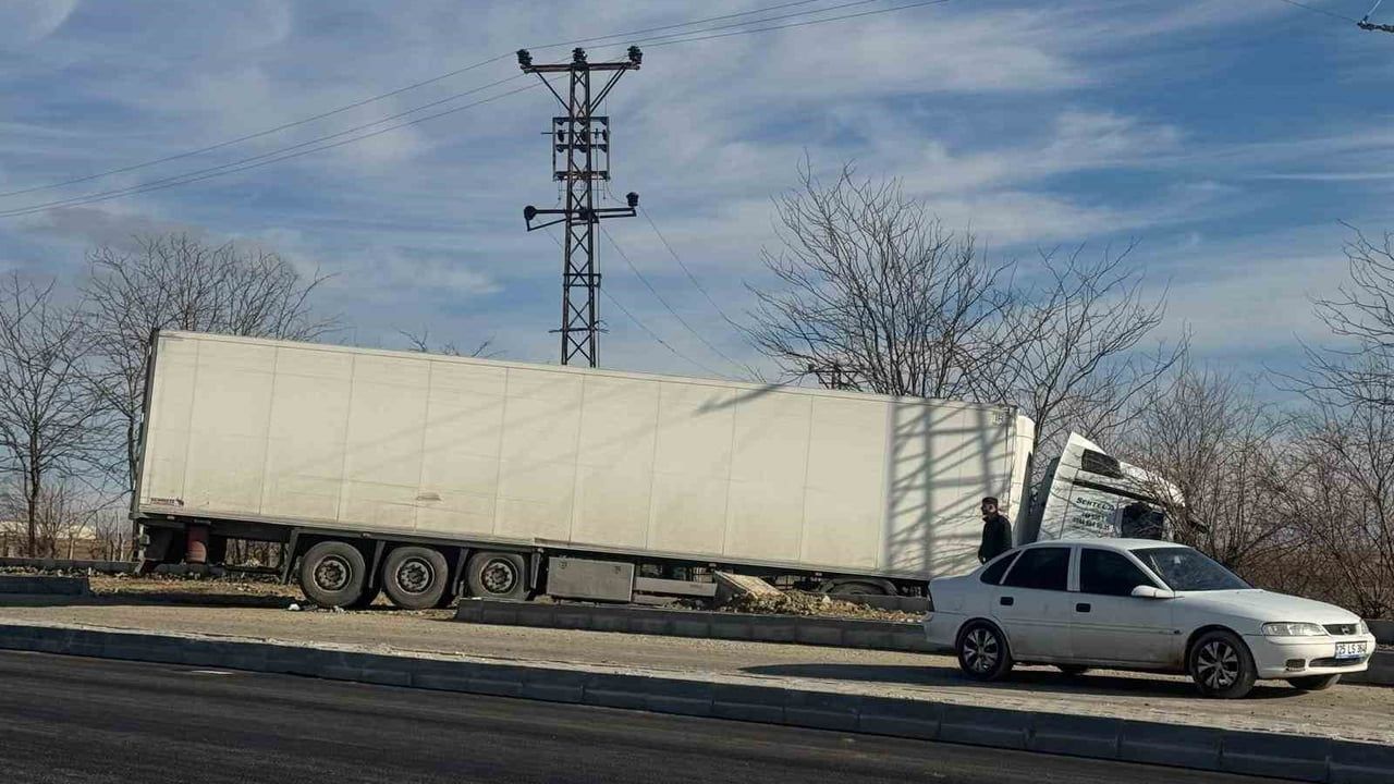 Batman'da Emek Bulvarı OSB yolunda tır ile minibüs çarpıştı: 6 yaralı