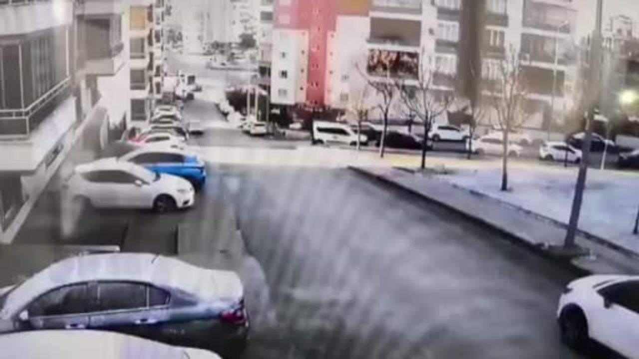 Batman'da freni boşalan akaryakıt tankeri park halindeki 8 aracı hurdaya çevirdi