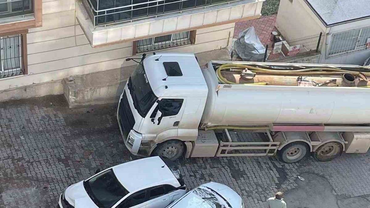 Batman'da frenleri boşalan akaryakıt tankeri park halindeki 8 araca çarptı